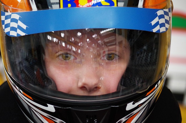 Ľudská tvár za plexisklom prilby na motorku